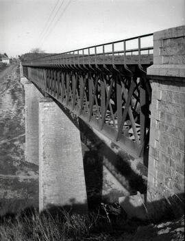 Viaducto metálico de 3 tramos y 132 m, con vigas en cruz de San Andrés, denominado "Sierrezu...