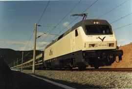 Locomotora eléctrica 252 - 003 - 9 de RENFE, remolcando una composición de Talgo Pendular, circul...