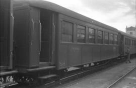 Coche de viajeros C 3 de clase Económica del Ferrocarril del Cantábrico en la estación de Santander