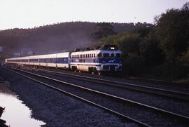 Talgo IV o Pendular Trenhotel de la línea de La Coruña - Madrid, remolcado por una locomotora dié...