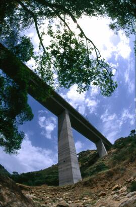 Puente de hormigón de la línea Madrid-Sevilla