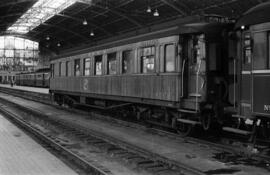 Coches de viajeros de la Compañía Internacional Wagons Lits detenidos en la estación de Bilbao - ...