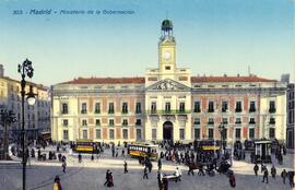 Vista del Ministerio de la Gobernación, de parte de la Puerta del Sol de Madrid y de varios tranvías