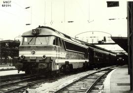Locomotora diésel nº 68506 de la SNCF, detenida en la estación francesa de París - Este