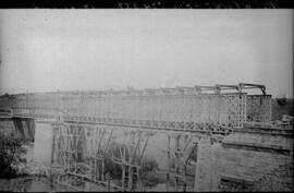 Puente de Guarrizas II, de dos tramos, en el km 284,639 de la línea de Manzanares a Córdoba, dent...