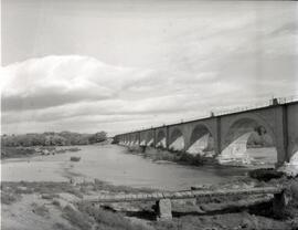 Puente de hormigón sobre el Ebro del km 95,354 de la línea de Zaragoza a Alsasua, situado dentro ...