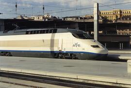 Composición AVE serie 100 de la línea de alta velocidad de Madrid a Sevilla, detenida en la estac...