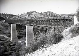 Viaducto metálico de 3 tramos y 207 m sobre el río Salado, con vigas de celosía, y situado en el ...