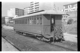 Coches de viajeros C 410 del Ferrocarril de La Robla, detenido en la estación de León