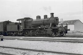 Composición de viajeros remolcada por locomotora de vapor 140 - 2062, ex Sur 4114 (serie RENFE 14...