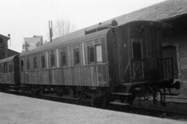 Coche de viajeros de 3ª clase C hv 2949 de RENFE, formando parte de una composición detenida en l...
