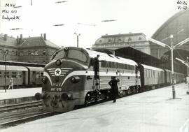 Locomotora diésel M61-010 de los Ferrocarriles Estatales Húngaros (MAV), remolcando una composici...