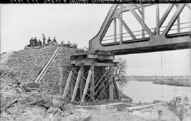 Puente de Zújar, situado en el km km 17, 474 de la línea de Almorchón a Belmez, dentro del términ...