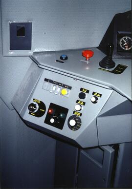 Cabina de conducción de una locomotora eléctrica de AVE serie 100