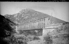 Puente metálico antiguo del río Tamujar (Despeñaperros). Situado en el km 270,236 de la línea Alc...
