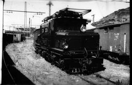 Composición de los Ferrocarriles Vascongados (FV), formada por locomotora eléctrica nº 4, denomin...