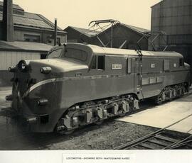 Vista lateral, mostrando ambos pantógrafos desplegados, de la primera locomotora eléctrica de 3.6...