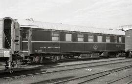 Coche restaurante WR 3569 de la serie 3562-3569 de la Compañía Wagons Lits detenido en la estació...