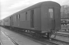 Coche de correos o estafeta C-25 del Ferrocarril del Cantábrico en la estación de Santander