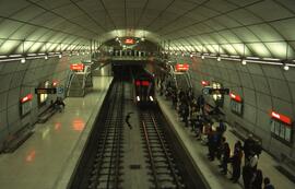 Vista general de vías y andenes de una estación del Metro de Bilbao, en la que se observan viajer...