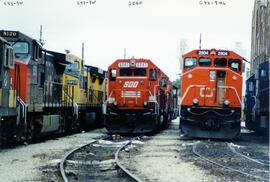 Vista de las locomotoras diesel SOO-6043 (SD-60), CN-2504 (C44-9WL) de la Compañía Canadian Natio...