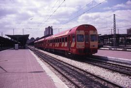 Automotores eléctricos de la serie 444 de RENFE, conocidos como electrotrenes, coches motores 9 -...