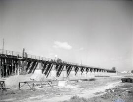 Antiguo puente de hormigón de 16 tramos y 387 m. Situado en el km 002,665 de la línea de Sevilla ...
