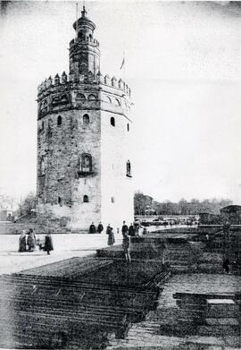 Torre del Oro en Sevilla en el tiempo en el que se montaban las vías del Puerto de Sevilla que lo...