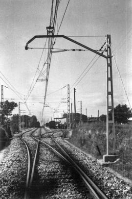 Vista general de las vías con el cambio de agujas a la entrada de la estación de Arbós (L'Arboç) ...