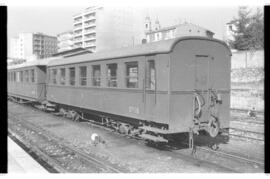 Coches de viajeros C 16 del Ferrocarril de La Robla, detenidos en la estación de León de la línea