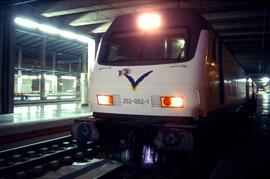 Locomotora eléctrica de la serie 252 de RENFE en el interior de la estación de Córdoba Central