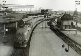 Composición formada por locomotora diésel 462 y coches de viajeros de los Ferrocarriles Estatales...