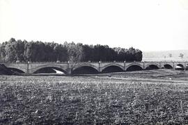 Puente de hormigón en el km 459,409 de la línea de Madrid a Badajoz, denominado Aljucén, y situad...