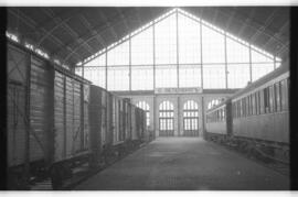 Coche de viajeros y vagones detenidos en la estación de Madrid - Delicias, ambientada como si fue...