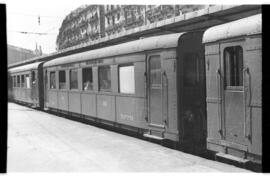 Coche de viajeros de 3ª clase TC fvh 75 de los Ferrocarriles Vascongados (FV), detenido en la est...