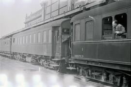 Coches de viajeros, algunos de ellos con estribos laterales, detenido en la estación de Almería, ...