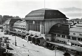 Vista lateral de la fachada principal de la estación central de la ciudad suiza de Lausana, y de ...