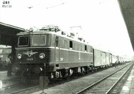 Locomotora eléctrica 1141.24 de los Österreichische Bundesbahnen (ÖBB), detenida en la estación d...