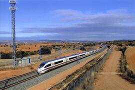 Unidad AVE de la serie 103 para la línea de alta velocidad de Madrid a Tarragona, circulando a la...