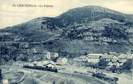 Vista panorámica de la estación de Cercedilla y vista de La Peñota al fondo