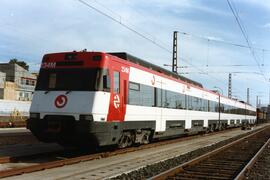 Unidades eléctricas serie 446 construidas por Construcciones y Auxiliar de Ferrocarriles (CAF) y ...