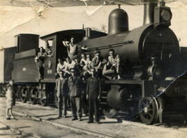 Personal ferroviario junto a una locomotora de vapor 140 en la estación de Baza