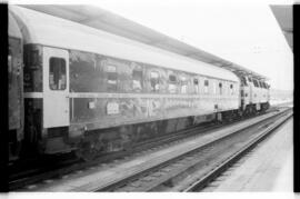 Expreso Puerta del Sol Madrid - París, remolcado por la locomotora diésel - eléctrica 333 - 070 -...