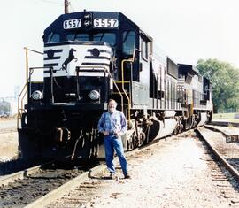 Fotografía hecho a Justa Arenillas, junto a las locomotoras diesel NS-6557 (SD60) y NS-8667 (C39-...