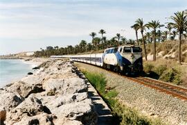 Locomotora diésel - eléctrica 333 - 035 de RENFE, fabricada por MACOSA y pintada en blanco y azul...