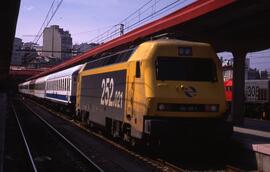 Composición formada por locomotora eléctrica serie 252 de RENFE y coches de viajeros, detenida en...