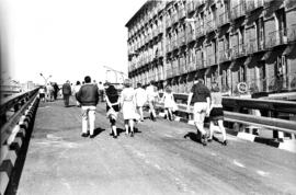 Plaza del Emperador Carlos V y peatones paseando por el paso elevado para vehículos el día antes ...