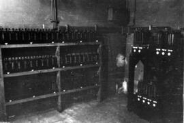 Baterías del teléfono selectivo, en el edificio de dependencias varias de la estación de Zaragoza...
