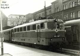 Locomotora eléctrica V43-1067 de los Ferrocarriles Estatales Húngaros (MAV), detenida en la estac...