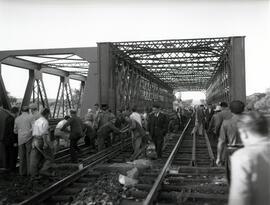 Sustitución del antiguo puente metálico sobre el río Duero, en las proximidades del km 237,514 de...